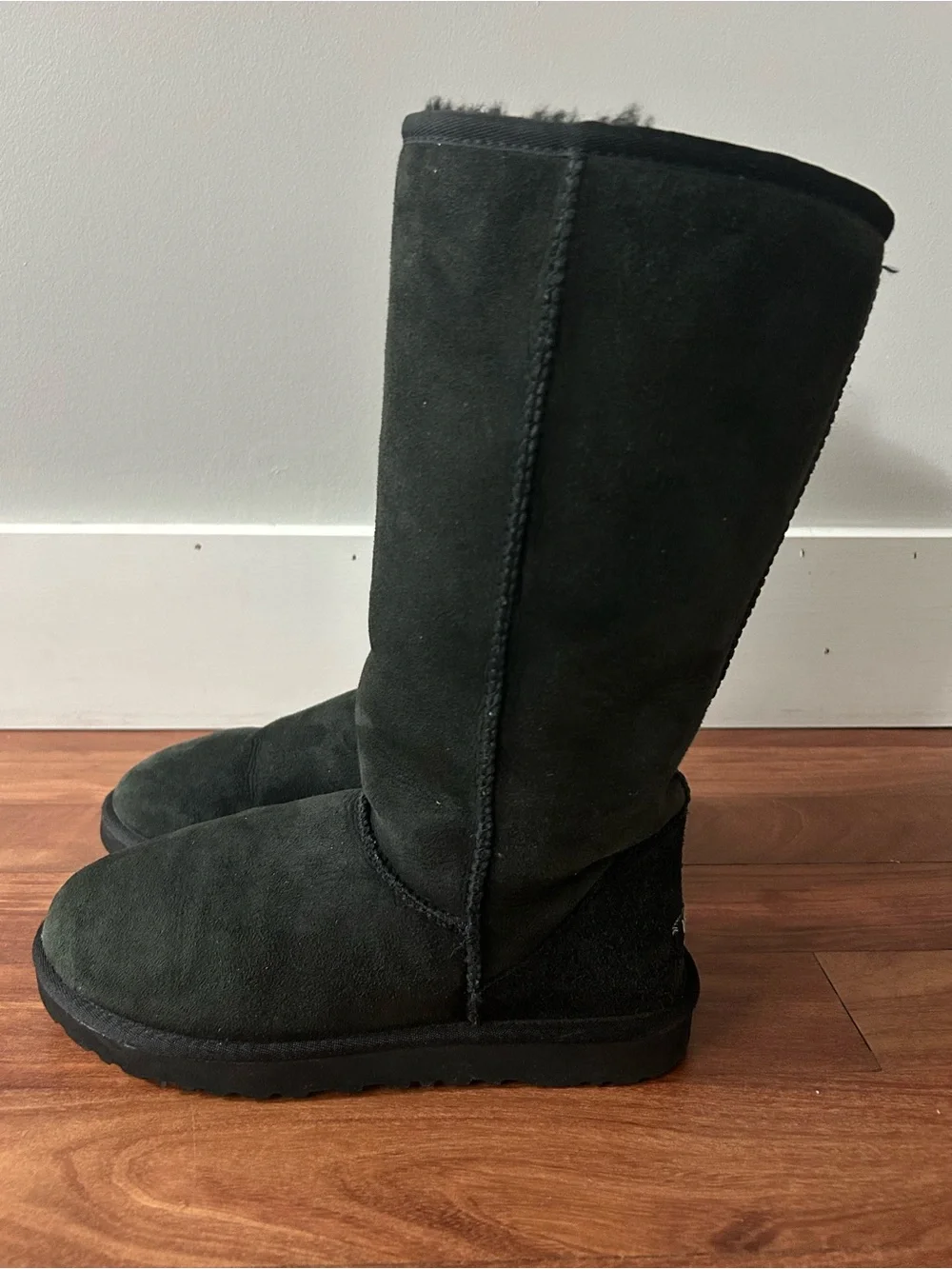 UGG Classic Tall Boots Black on Black Women’s Size 8 Warm